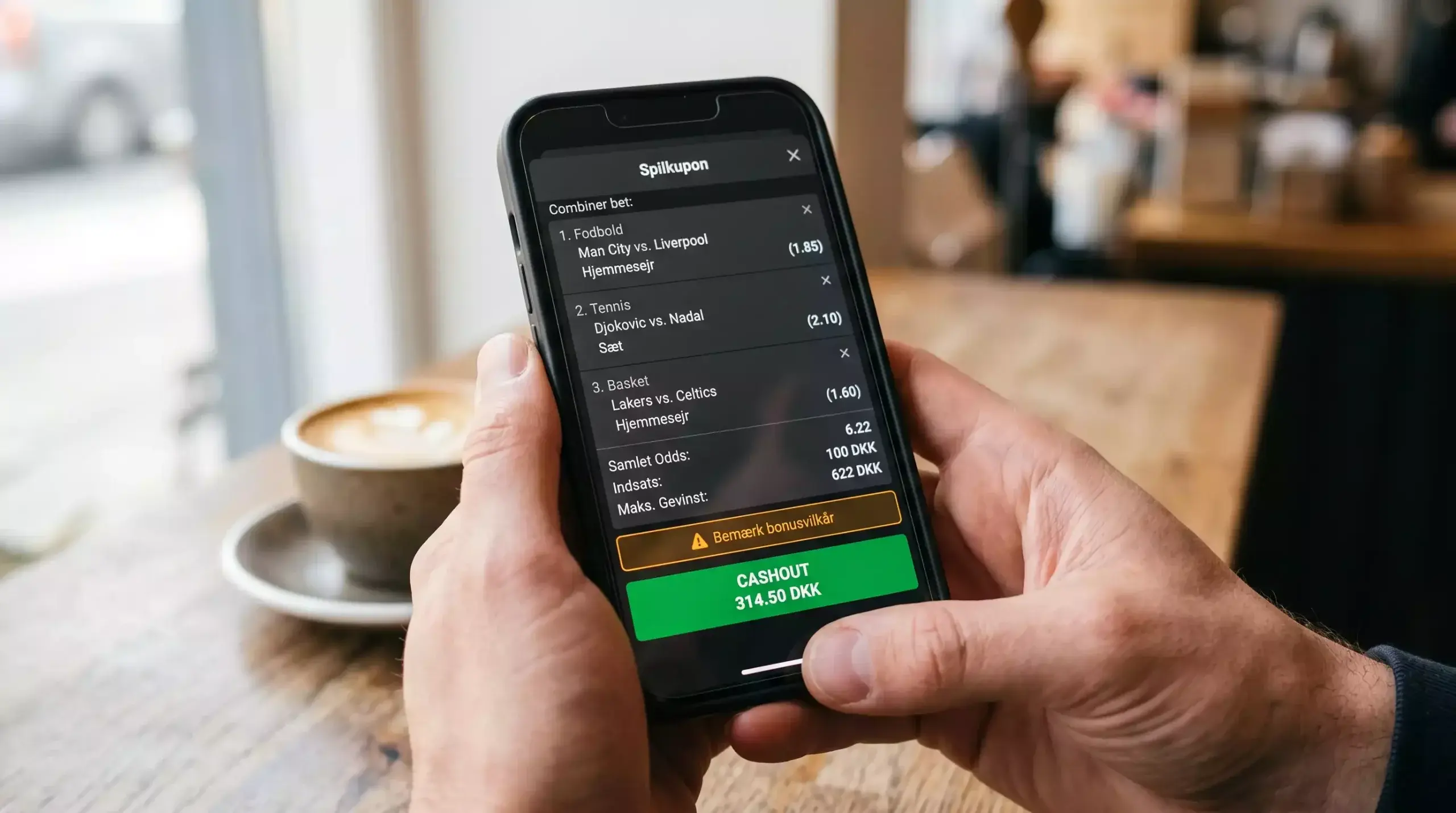 Mobilapp med cashout-knap og advarsel om bonusvilkår
