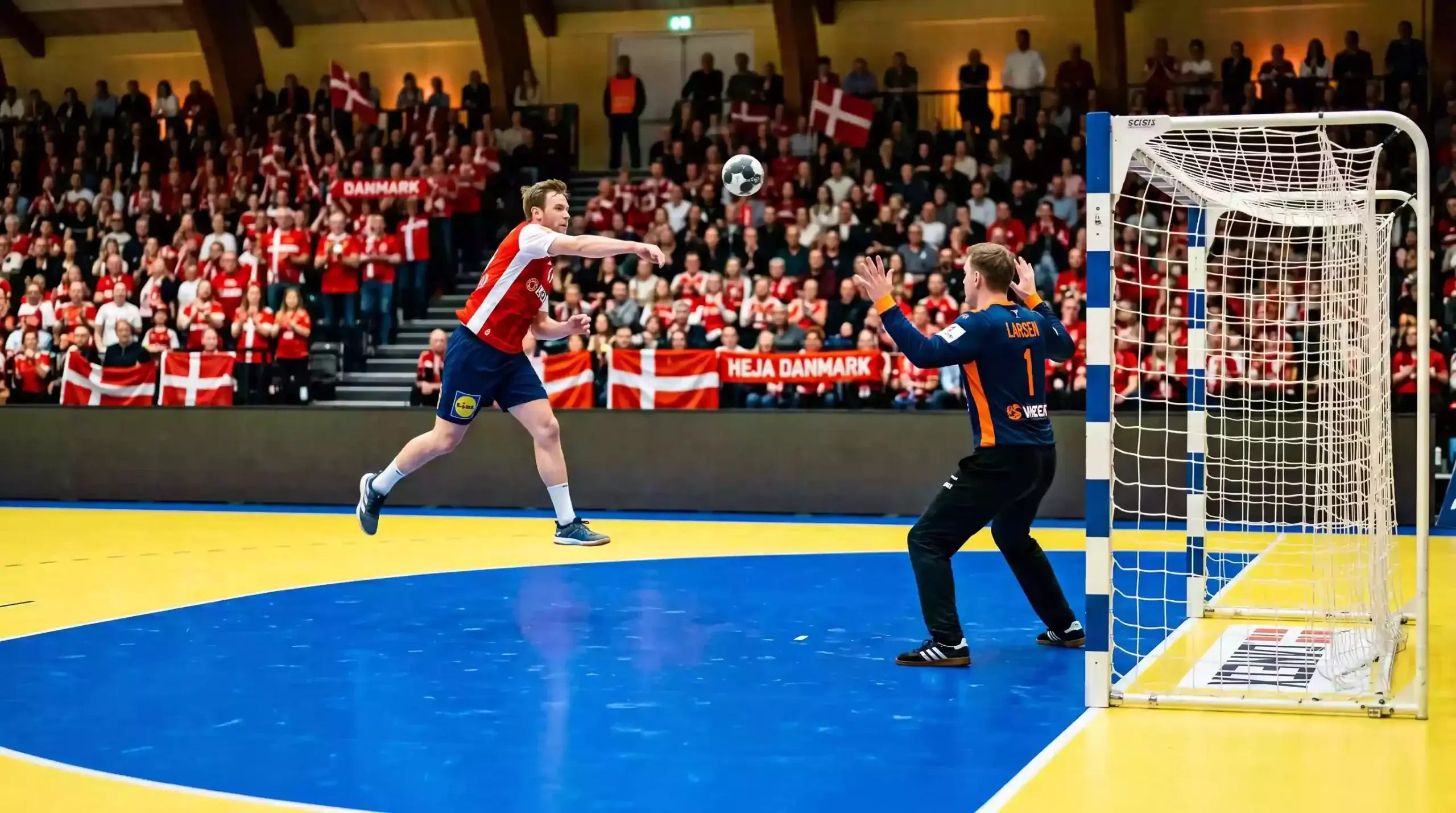 Håndboldspillere på banen med danske fans i baggrunden og spil-app på skærmen