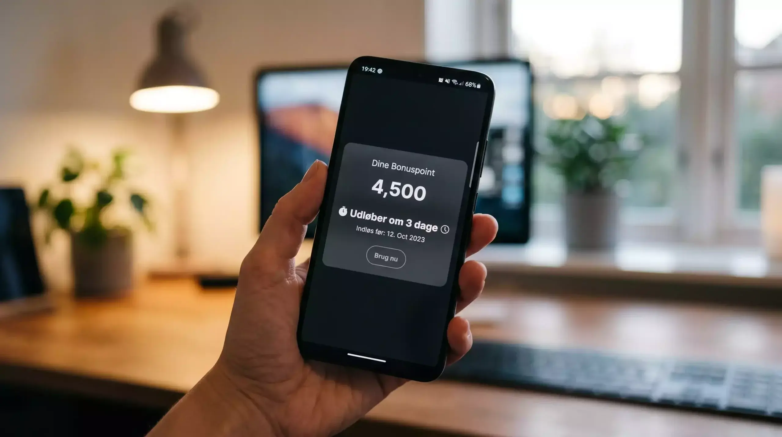 Mobiltelefon med dansk bookmaker-app der viser udløbsdato for et aktivt freebet