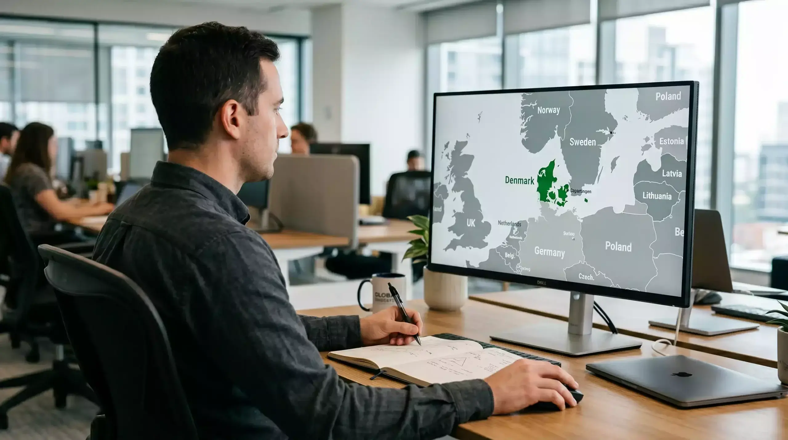 Analytiker ved skærm med Europakort og Danmark fremhævet