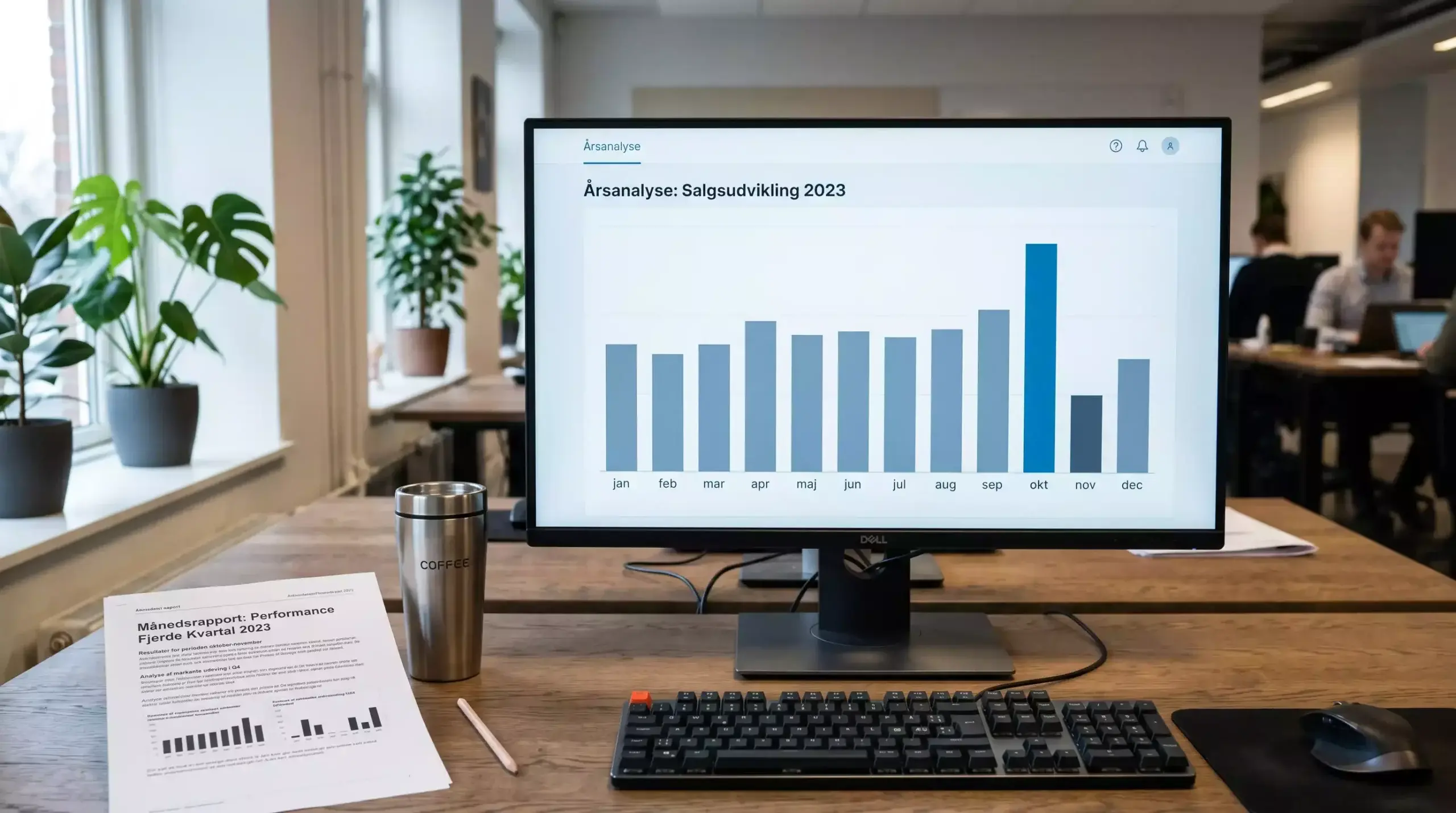 Analytikerarbejdsplads med widescreen-skærm, der viser månedlig søjlegraf over dansk spilmarked